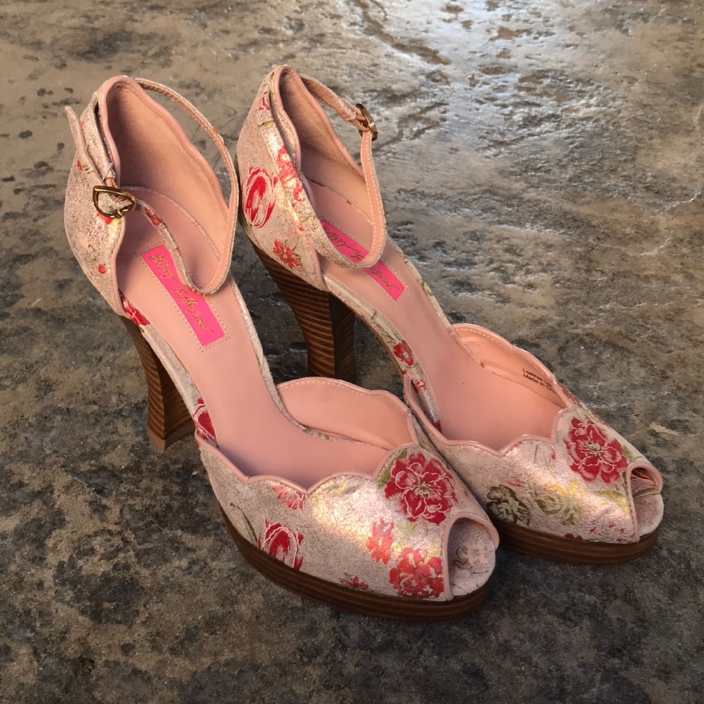 Betsey Johnson 9M 3” Heels Pink Floral